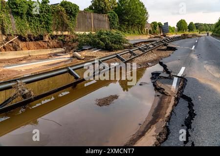 Hochwasser auf der Erft, hier die vom Wasser zerstörte Bundesstraße B265, Erftstadt, Nordrhein-Westfalen, Deutschland Stockfoto