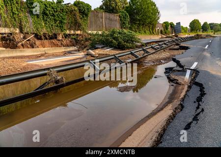 Hochwasser auf der Erft, hier die vom Wasser zerstörte Bundesstraße B265, Erftstadt, Nordrhein-Westfalen, Deutschland Stockfoto