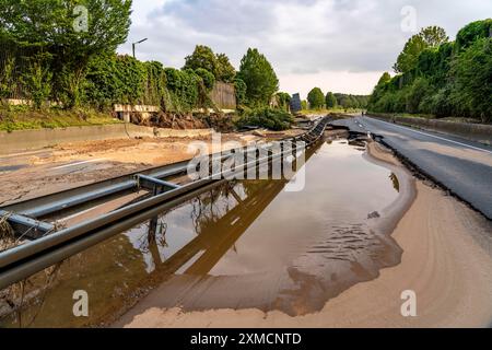 Hochwasser auf der Erft, hier die vom Wasser zerstörte Bundesstraße B265, Erftstadt, Nordrhein-Westfalen, Deutschland Stockfoto