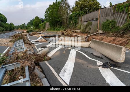 Hochwasser auf der Erft, hier die vom Wasser zerstörte Bundesstraße B265, Erftstadt, Nordrhein-Westfalen, Deutschland Stockfoto