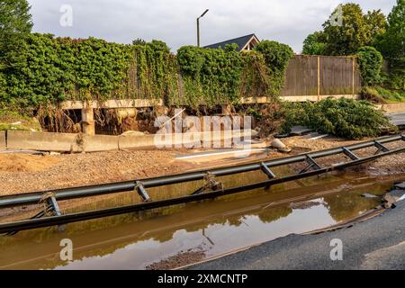 Hochwasser auf der Erft, hier die vom Wasser zerstörte Bundesstraße B265, Erftstadt, Nordrhein-Westfalen, Deutschland Stockfoto