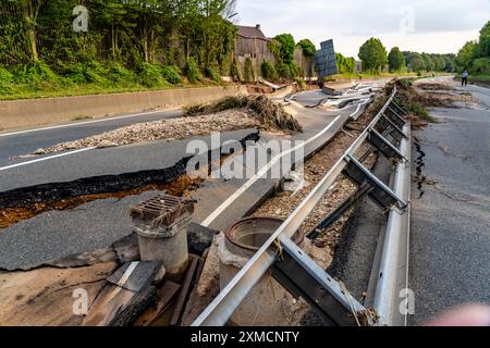 Hochwasser auf der Erft, hier die vom Wasser zerstörte Bundesstraße B265, Erftstadt, Nordrhein-Westfalen, Deutschland Stockfoto