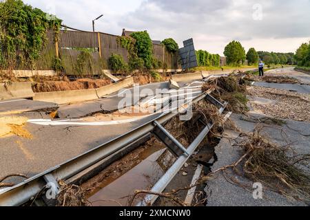 Hochwasser auf der Erft, hier die vom Wasser zerstörte Bundesstraße B265, Erftstadt, Nordrhein-Westfalen, Deutschland Stockfoto