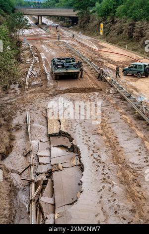 Hochwasser auf der Erft, hier die vom Wasser zerstörte Bundesstraße B265, Erftstadt, Nordrhein-Westfalen, Deutschland Stockfoto