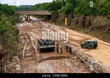 Hochwasser auf der Erft, hier die vom Wasser zerstörte Bundesstraße B265, Erftstadt, Nordrhein-Westfalen, Deutschland Stockfoto