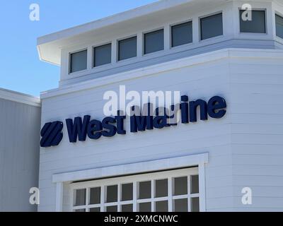 Usa. April 2024. Außenansicht des West Marine Stores mit Markenschildern an einem klaren Tag, Balboa Peninsula, Newport Beach, Kalifornien, 29. April, 2024. (Foto: Smith Collection/Gado/SIPA USA) Credit: SIPA USA/Alamy Live News Stockfoto