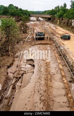 Hochwasser auf der Erft, hier die vom Wasser zerstörte Bundesstraße B265, Erftstadt, Nordrhein-Westfalen, Deutschland Stockfoto