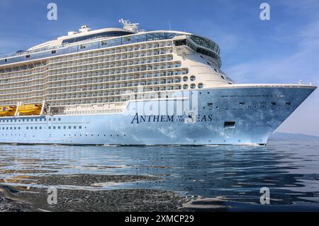 Nizza, Frankreich : die riesige HYMNE der Königlichen Karibik VON DEN MEEREN in der Schifffahrt vom Pilotenboot in Villefranche sur Mer aus gesehen. Ein einzigartiger Zwischenstopp für das größte Kreuzfahrtschiff dieses Jahr im kleinen Hafen der französischen Riviera. Nach der Sommersaison sollte das beeindruckende Schiff im Mittelmeer und dann durch den Suez-Kanal segeln, als Teil einer Umschichtung von Europa in den neuen Heimathafen in Singapur, aber nach Spannungen am Roten Meer und Drohungen mit Houthi-Raketenangriffen auf Schiffe, stattdessen wird sie ohne Passagier die Südspitze Afrikas erkunden, um Dubai und Asien zu erreichen. Quelle: Kevin Izorce/Alamy Live News Stockfoto