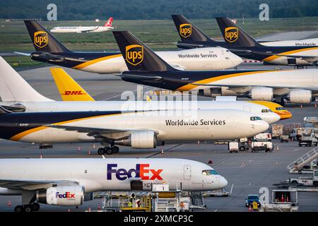 Flughafen Köln-Bonn, CGN, Nordrhein-Westfalen, Deutschland, Flughafen Köln-Bonn, CGN, Frachtflugzeuge stehen vor dem Luftfrachtzentrum Stockfoto