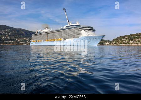 Nizza, Frankreich : die riesige HYMNE der Königlichen Karibik VON DEN MEEREN in der Schifffahrt vom Pilotenboot in Villefranche sur Mer aus gesehen. Ein einzigartiger Zwischenstopp für das größte Kreuzfahrtschiff dieses Jahr im kleinen Hafen der französischen Riviera. Nach der Sommersaison sollte das beeindruckende Schiff im Mittelmeer und dann durch den Suez-Kanal segeln, als Teil einer Umschichtung von Europa in den neuen Heimathafen in Singapur, aber nach Spannungen am Roten Meer und Drohungen mit Houthi-Raketenangriffen auf Schiffe, stattdessen wird sie ohne Passagier die Südspitze Afrikas erkunden, um Dubai und Asien zu erreichen. Quelle: Kevin Izorce/Alamy Live News Stockfoto