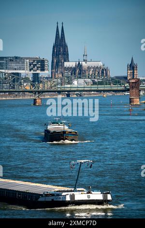 Kranhäuser, am Zollhafen Köln-Süd, Wohn- und Bürohochhäuser, Frachtschiffe, Kölner Dom, Eisenbahnbrücke Süd Stockfoto