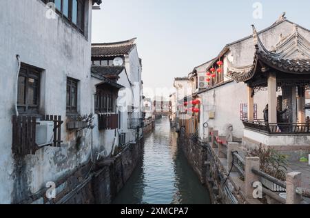 Suzhou, China - 01. Januar 2019: Historischer Wasserweg umgeben von traditioneller Architektur in einer chinesischen Stadt Stockfoto