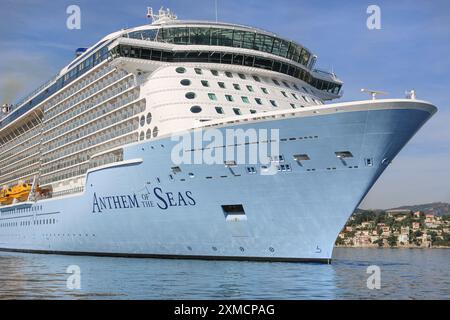 Nizza, Frankreich : die riesige HYMNE der Königlichen Karibik VON DEN MEEREN in der Schifffahrt vom Pilotenboot in Villefranche sur Mer aus gesehen. Ein einzigartiger Zwischenstopp für das größte Kreuzfahrtschiff dieses Jahr im kleinen Hafen der französischen Riviera. Nach der Sommersaison sollte das beeindruckende Schiff im Mittelmeer und dann durch den Suez-Kanal segeln, als Teil einer Umschichtung von Europa in den neuen Heimathafen in Singapur, aber nach Spannungen am Roten Meer und Drohungen mit Houthi-Raketenangriffen auf Schiffe, stattdessen wird sie ohne Passagier die Südspitze Afrikas erkunden, um Dubai und Asien zu erreichen. Quelle: Kevin Izorce/Alamy Live News Stockfoto