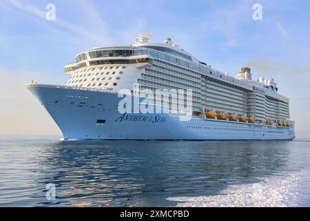 Nizza, Frankreich : die riesige HYMNE der Königlichen Karibik VON DEN MEEREN in der Schifffahrt vom Pilotenboot in Villefranche sur Mer aus gesehen. Ein einzigartiger Zwischenstopp für das größte Kreuzfahrtschiff dieses Jahr im kleinen Hafen der französischen Riviera. Nach der Sommersaison sollte das beeindruckende Schiff im Mittelmeer und dann durch den Suez-Kanal segeln, als Teil einer Umschichtung von Europa in den neuen Heimathafen in Singapur, aber nach Spannungen am Roten Meer und Drohungen mit Houthi-Raketenangriffen auf Schiffe, stattdessen wird sie ohne Passagier die Südspitze Afrikas erkunden, um Dubai und Asien zu erreichen. Quelle: Kevin Izorce/Alamy Live News Stockfoto