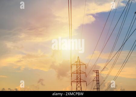 Hochspannungstürme elektrische Leitungen mit Wolken und Himmel Stockfoto