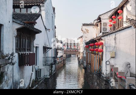 Suzhou, China - 01. Januar 2019: Historischer Wasserweg umgeben von traditioneller Architektur in einer chinesischen Stadt Stockfoto