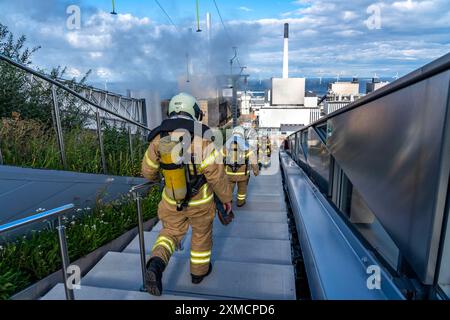 Copenhill, Müllverbrennungsanlage und künstliche Skipiste, Feuerwehrleute unter Atemschutz, Ausdauertraining, Skifahren mit Blick auf Stockfoto