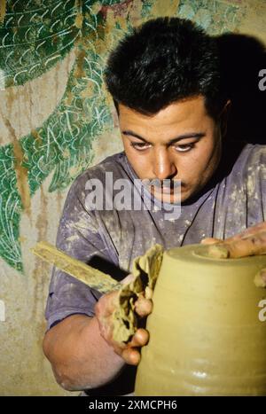 Keramik, Nabeul, Tunesien.  Töpfer bei der Arbeit. Stockfoto