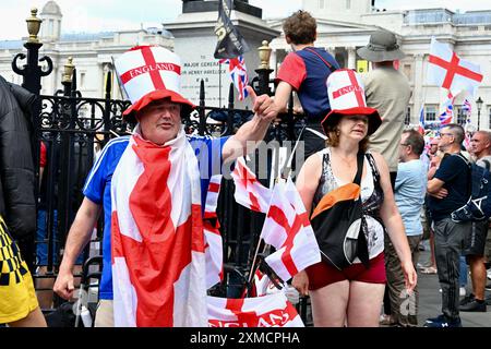 London, Großbritannien. Viele Tausende nahmen an der Tommy Robinson-Kundgebung am Trafalgar Square Teil. Die Demonstranten hatten sich vor den königlichen Justizgerichten versammelt, bevor sie auf den Platz marschierten. Tommy Robinson behauptete, dass dies die „größte patriotische Kundgebung, die Großbritannien je gesehen hat“ war. Quelle: michael melia/Alamy Live News Stockfoto