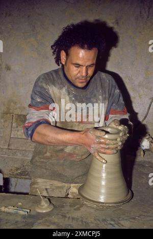 Keramik, Nabeul, Tunesien.  Töpfer bei der Arbeit. Stockfoto