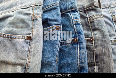 Blaue Jeans mit Stack-Textur im Hintergrund Nahaufnahme Stockfoto