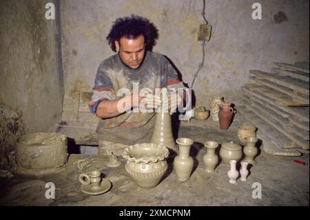 Keramik, Nabeul, Tunesien.  Töpfer bei der Arbeit.  Mawi Zimmni zeigt die Vielfalt seiner Produkte. Stockfoto