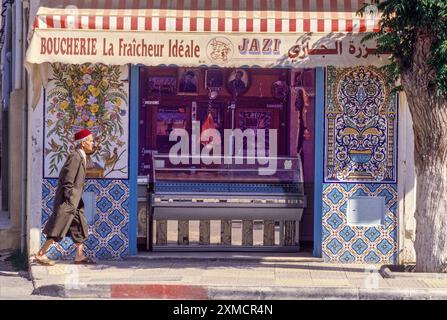 Keramik, Nabeul, Tunesien.  Metzgerei mit dekorativen Dachplatten. Stockfoto