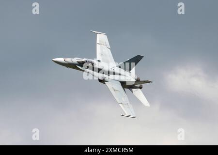 McDonnell Douglas CF-188 von der Royal Canadian Air Force zeigt sich bei der Royal International Air Tattoo 2024 auf der RAF Fairford. Stockfoto