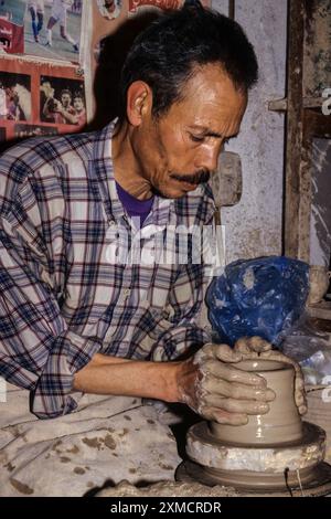 Keramik, Nabeul, Tunesien. Potter bei der Arbeit, formt einen Topf. Stockfoto