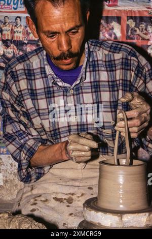 Keramik, Nabeul, Tunesien. Potter bei der Arbeit, formt einen Topf. Stockfoto