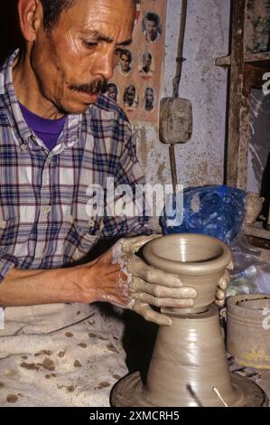 Keramik, Nabeul, Tunesien. Potter bei der Arbeit, formt einen Topf. Stockfoto