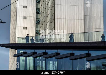 Barrierefreies Dach der Parkplatzeinfahrt am Dreischeibenhaus, am Gustav-Gruendgens-Platz, Düsseldorf, Nordrhein-Westfalen, Deutschland zugänglich Stockfoto