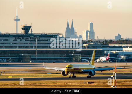 DHL Luftfracht, Cargo Boeing 757, Landung am Flughafen Köln-Bonn, CGN, Landebahn 14L/32R, Landschaft mit Kölner Dom, Köln, Nord Stockfoto