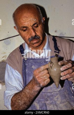 Keramik, Nabeul, Tunesien. Potter bei der Arbeit, Befestigung des Griffs an Miniatur Amphora. Stockfoto