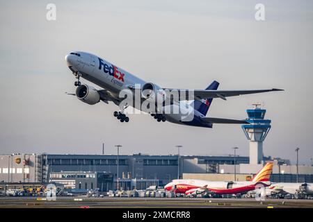 Frachtflugzeug, am Flughafen Köln-Bonn, Boeing 777-FS2 von FedEx, auf dem Start CGN, Köln, Nordrhein-Westfalen, Deutschland Stockfoto