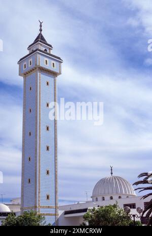 Keramik, Nabeul, Tunesien.  Minarett in keramischen Fliesen dekoriert. Stockfoto