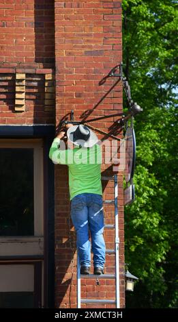 Historisches Gebäude in Jonesborough, Tennessee, früher R.M. Mays and Sons Palace Store, wird repariert. Der Mann steht auf einer Leiter, um das Gebäude zu betreten Stockfoto