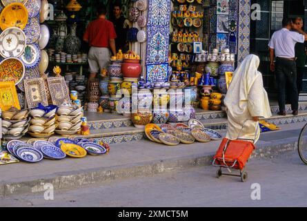 Keramik, Nabeul, Tunesien.  Straßenszene, Töpferei. Stockfoto