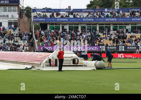 Am zweiten Tag des Rothesay Test Matches England vs West Indies in Edgbaston, Birmingham, Großbritannien, 27. Juli 2024 (Foto: Mark Cosgrove/News Images) wurden die Deckblätter von Bodenpersonal angebracht. Stockfoto