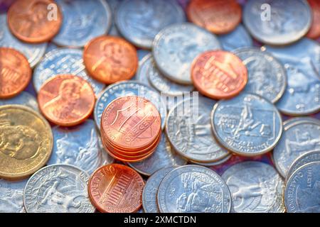 Amerikanische Münzen Hintergrund Nahaufnahme, selektiver Fokus. Konzentrieren Sie sich auf eine Cent-Münze Stockfoto