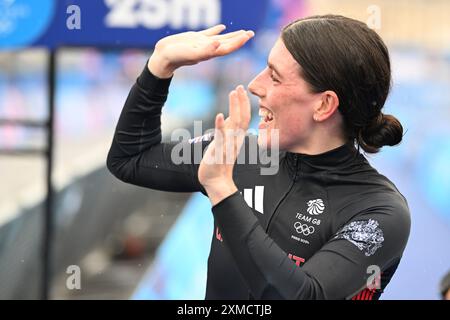 Paris, Frankreich. Juli 2024. Juli 2024; Olympische Spiele in Paris, Paris, Frankreich, Tag 2; Anna Henderson aus Großbritannien winkt nach dem Rennen zu Teamkollegen und gewinnt Silber Credit: Action Plus Sports Images/Alamy Live News Stockfoto