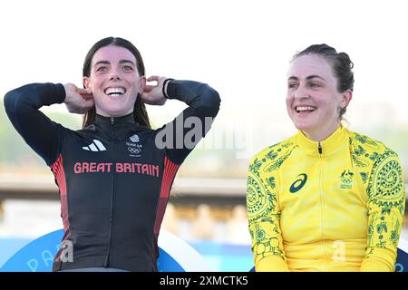 Paris, Frankreich. Juli 2024. Juli 2024; Olympische Spiele in Paris, Paris, Frankreich, Tag 2; Frauen Radfahren Einzelzeitfahren, Anna Henderson aus Großbritannien und Grace Brown unterhalten sich nach dem Rennen Credit: Action Plus Sports Images/Alamy Live News Stockfoto
