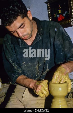 Keramik, Nabeul, Tunesien.  Töpfer bei der Arbeit. Stockfoto