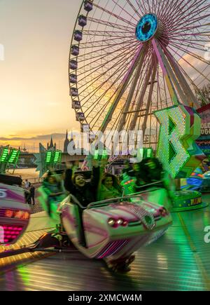 Deutz-Jahrmarkt am Rhein, Ostern, Jahrmarkt, Breakdancer-Fahrt, Riesenrad, Kölner Dom, Köln, Nordrhein-Westfalen, Deutschland Stockfoto