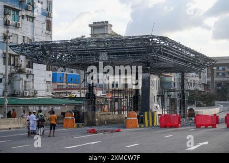 Dhaka, Bangladesch. Juli 2024. Die Menschen schauen auf die toll plaza der erhöhten Schnellstraße, die von einem Mob während der Auseinandersetzungen nach Studentenprotesten gegen staatliche Jobquoten in Brand gesetzt wurde. (Foto: Piyas Biswas/SOPA Images/SIPA USA) Credit: SIPA USA/Alamy Live News Stockfoto