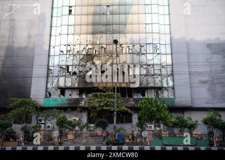 Dhaka, Bangladesch. Juli 2024. Die Menschen schauen auf die toll plaza der erhöhten Schnellstraße, die von einem Mob während der Auseinandersetzungen nach Studentenprotesten gegen staatliche Jobquoten in Brand gesetzt wurde. (Foto: Piyas Biswas/SOPA Images/SIPA USA) Credit: SIPA USA/Alamy Live News Stockfoto