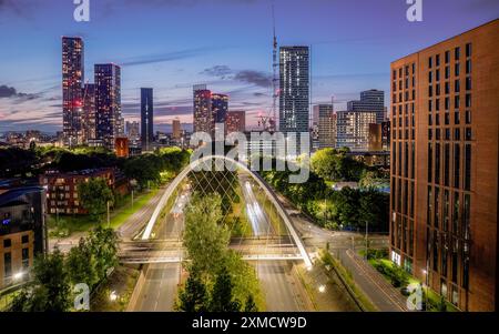 Skyline von Manchester und Hulme Arch in der Nähe der Manchester Metropolitan University. Luftaufnahme der Lichter der Stadt und der Dämmerung in Nordengland, Großbritannien Stockfoto