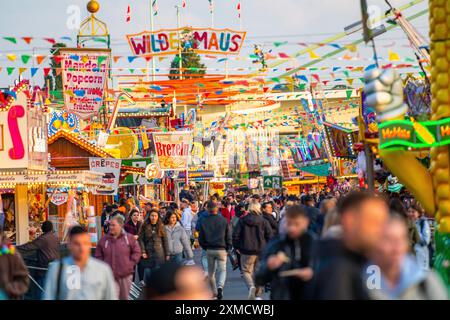 Fahrgeschäfte, Stände, auf der Messe, auf dem Jahrmarkt, auf der Frühlingsmesse, Ostermesse in der Deutzer Werft am Rhein in Köln, Nordrhein-Westfalen Stockfoto