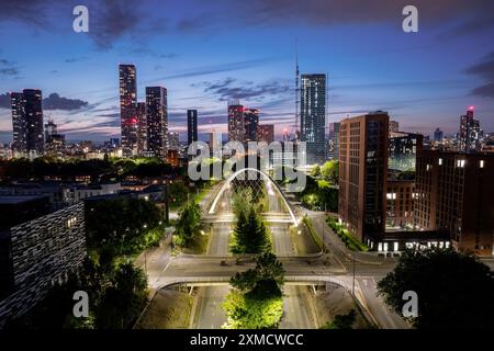 Skyline von Manchester und Hulme Arch in der Nähe der Manchester Metropolitan University. Luftaufnahme der Lichter der Stadt und der Dämmerung in Nordengland, Großbritannien Stockfoto