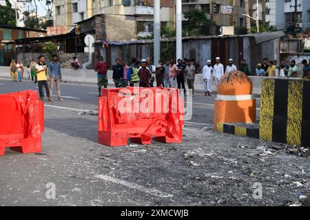 Dhaka, Bangladesch. Juli 2024. Die Menschen schauen auf die toll plaza der erhöhten Schnellstraße, die von einem Mob während der Auseinandersetzungen nach Studentenprotesten gegen staatliche Jobquoten in Brand gesetzt wurde. (Foto: Piyas Biswas/SOPA Images/SIPA USA) Credit: SIPA USA/Alamy Live News Stockfoto